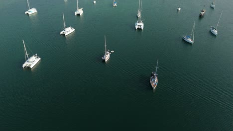 Drohnen-Dolly-Drückt-In-Neigung-Bis-Zu-Verankerten-Yachten-Im-Spanischen-Wasser-Der-Karibischen-Insel-Curaçao