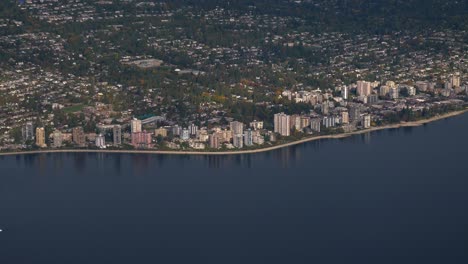 vista aérea de los edificios frente al mar en vancouver, canadá