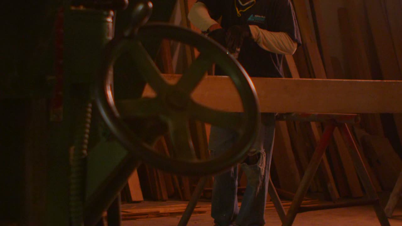 작업장에서 목공 드릴