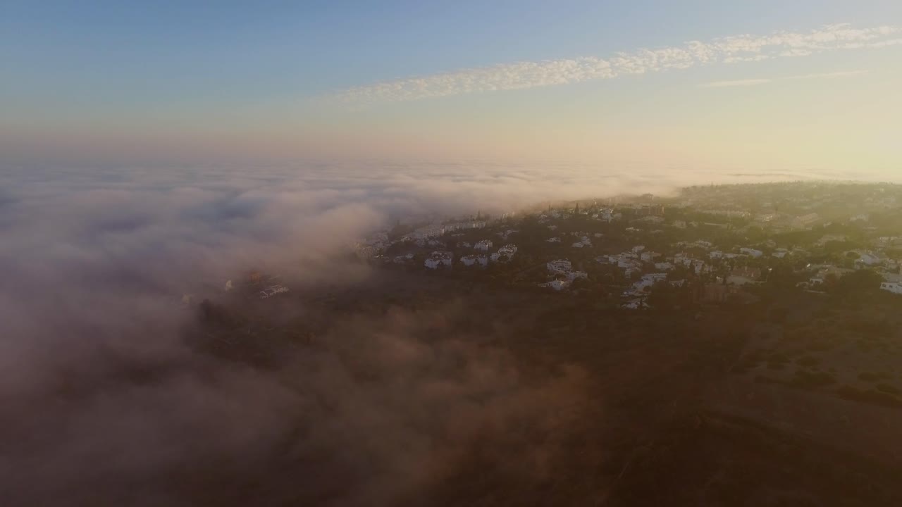 포르투갈, 알가르베, 루즈에서 일몰 동안 대서양에서 들어오는 안개