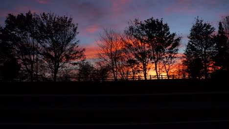Sonnenuntergang-Durch-Autofenster-Gesehen