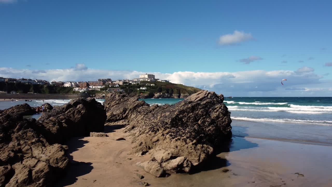 뉴퀘이 해변, 콘월, 영국, 영국에서 화창한 날 해안으로 들어오는 해변 파도의 공중 샷