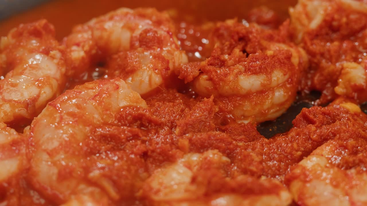 Curry rojo de gambas al tamarindo, gambas en salsa de tomate y jengibre, cocina asiática, restaurante chino