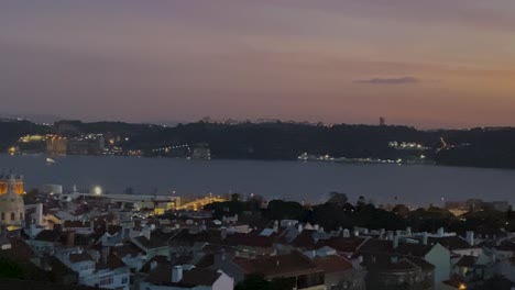 Vista-Orbital-Del-Monumento-De-Los-Descubrimientos-Y-Alfama-Al-Atardecer,-Lisboa,-Portugal,-Europa,-Vista-Aérea-De-Drones-4k