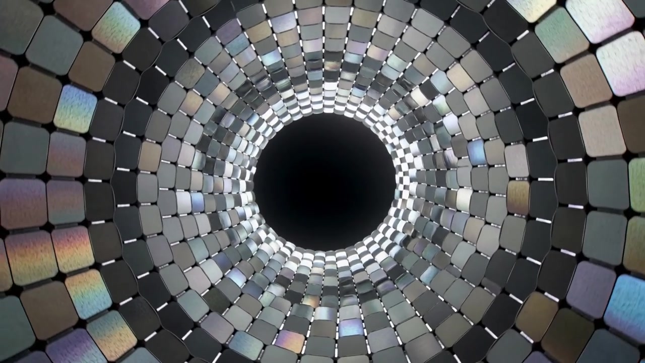 Cambio de luz que inicia anillos de baldosas cuadradas girando alrededor de un vacío negro en un entorno 3D, creando un borde iridiscente