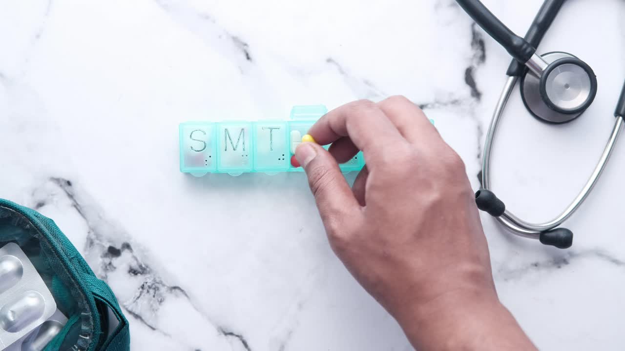 약과 스테토스코프를 가진 일일 약 조직기