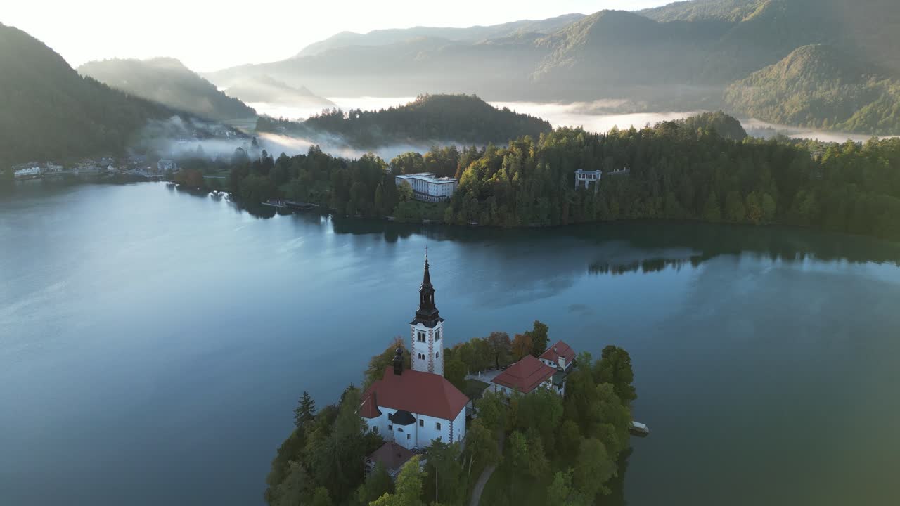 La bellissima chiesa sul Lago di Bled all'alba.