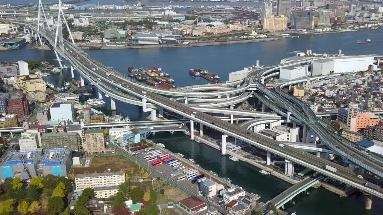 일본 오사카, 칸사이, 오사카 시에 있는 고속도로와 오버브라즈의 공중 전망