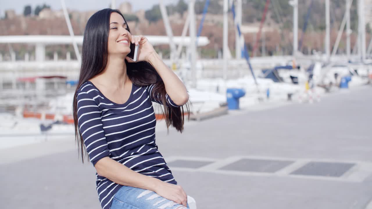 mujer joven en un paseo marítimo