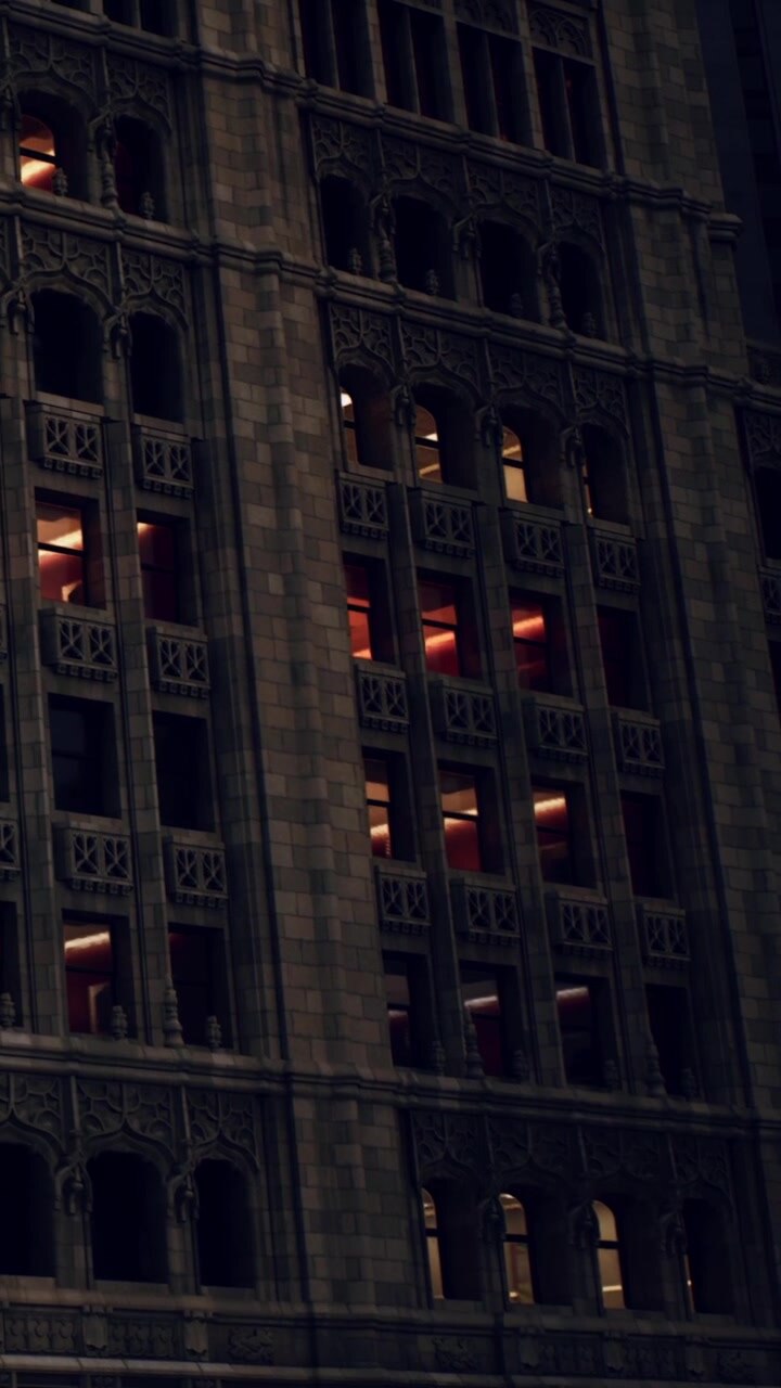 Finestre che brillano di notte su un alto edificio storico in città.