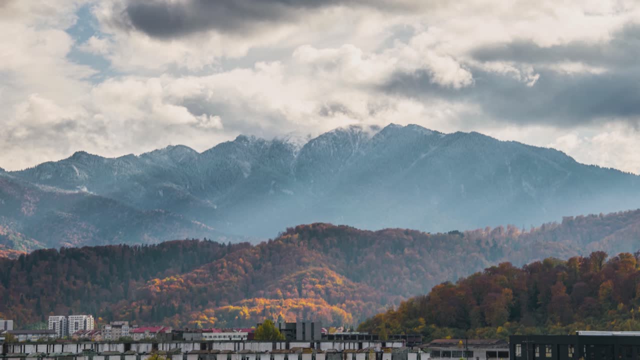 impresionante lapso de tiempo de otoño capturando vistas de las montañas iluminadas por el sol, en brasov, piatra mare