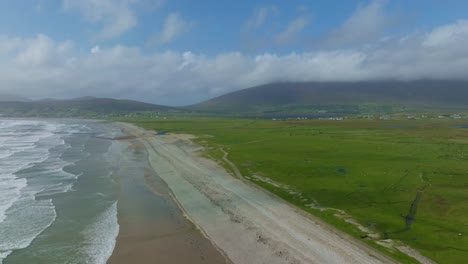 Toma-Panorámica-De-La-Playa-De-Quilla-En-La-Isla-De-Achill