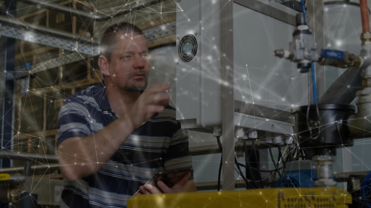 animación de la red de conexiones a través de un ingeniero caucásico que usa una tableta en la fábrica