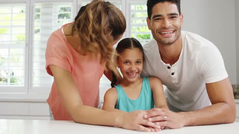 Fröhliche-Familie-In-Der-Küche