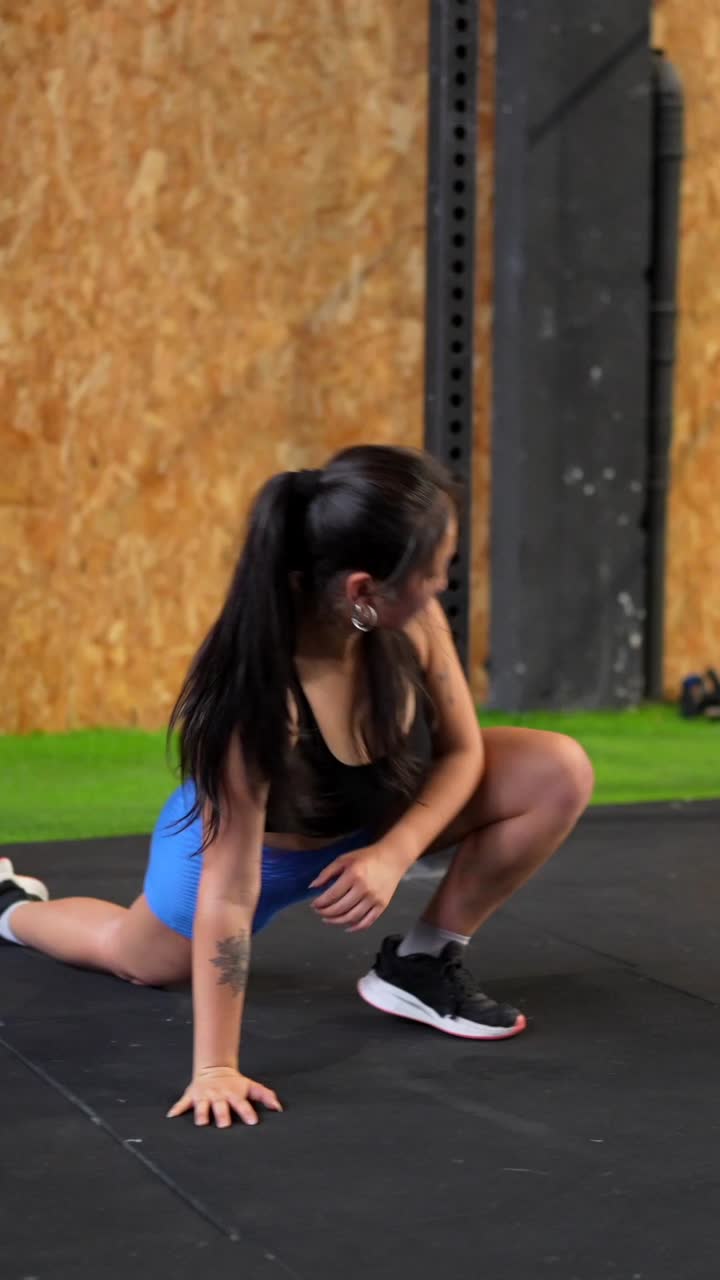 mujer estirándose en el gimnasio