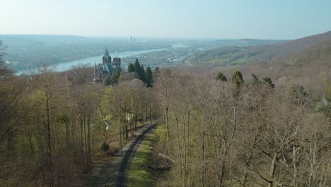 drone - toma aérea del tren drachenfelsbahn de drachenfels, castillo drachenburg y el río rhine siebengebirge cerca de bonn - königswinter 30p