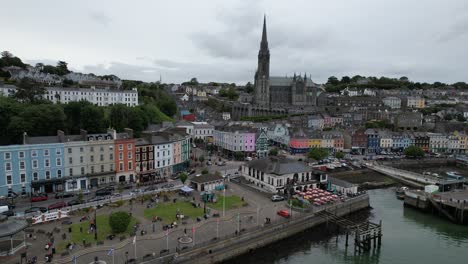 la ciudad de cobh, irlanda, en ascenso, vista aérea de un avión no tripulado