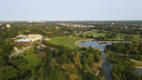 Parque-Público-De-Hierba-Verde-En-El-Medio-Oeste-Americano-En-Missouri---Vista-Aérea-De-Drones