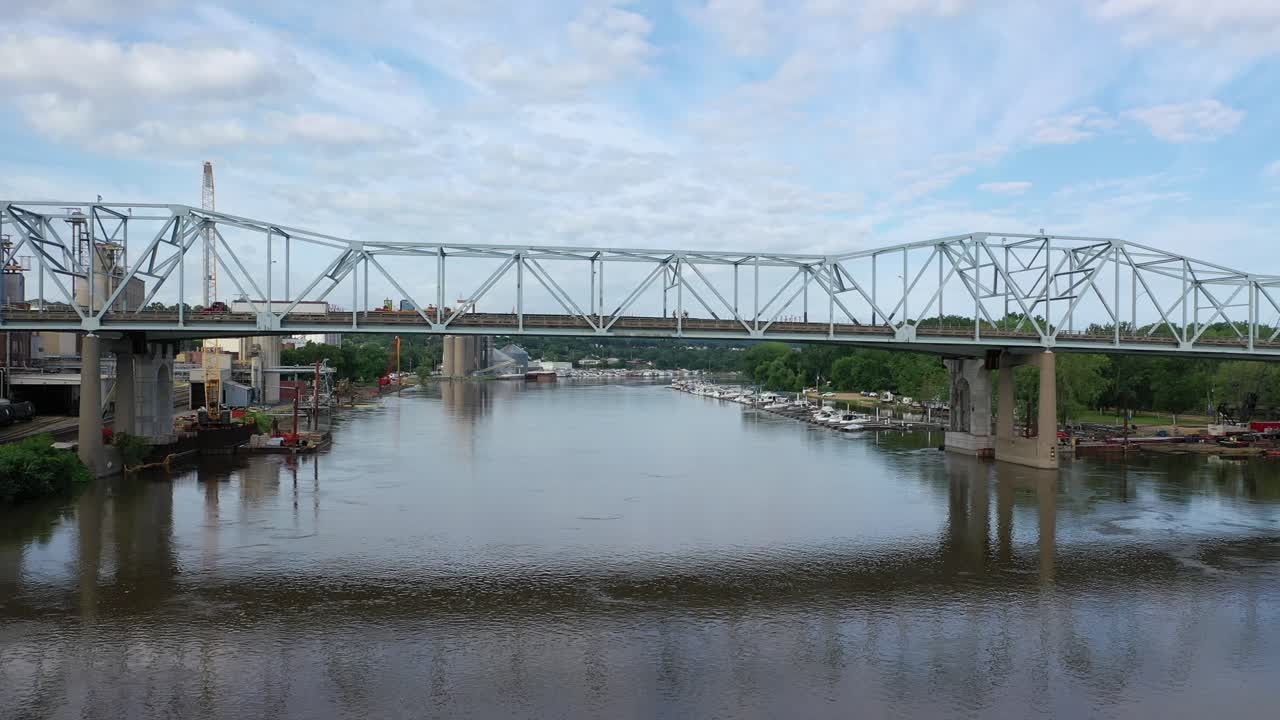 마리나와 도시 건물과 함께 강변 전망