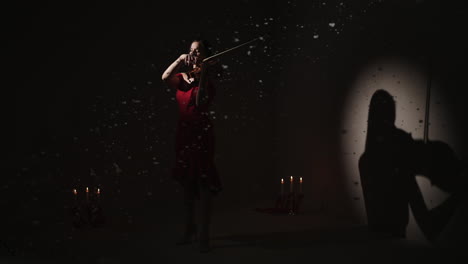 violinista con un vestido rojo