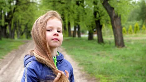 una chica en un parque.
