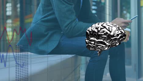 animación de procesamiento de datos y cerebro plateado sobre hombre biracial usando teléfono inteligente