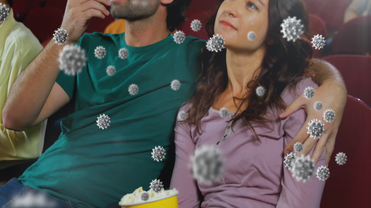 células de covid-19 contra un grupo de personas viendo una película en el cine