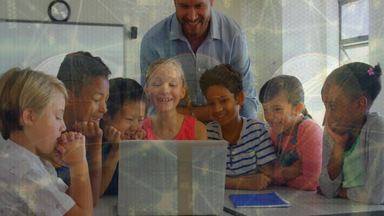 animación del procesamiento de datos sobre diversos escolares con un maestro masculino usando una computadora portátil.