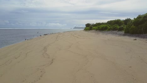 Ein-Abgelegener-Surfstrand-Am-Selong-Mullet-Beach,-Lombok,-Luftaufnahmen-Bei-Tageslicht