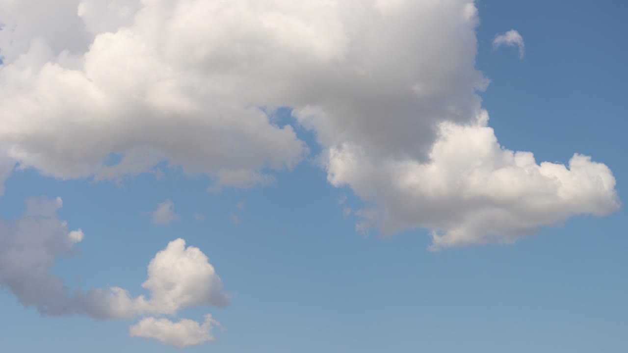 파란 하늘에 있는  구름의 타임스.