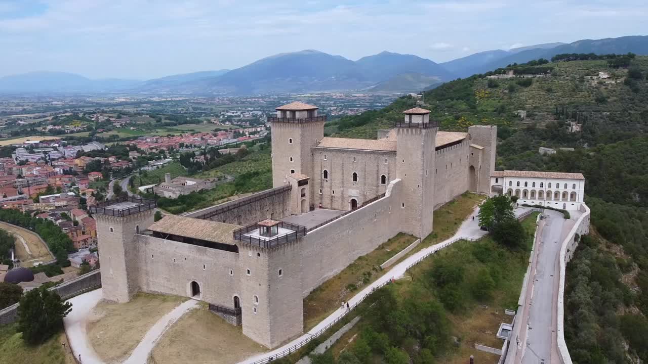 Veduta aerea della Rocca Albornoziana di Spoleto, situata in Umbria.