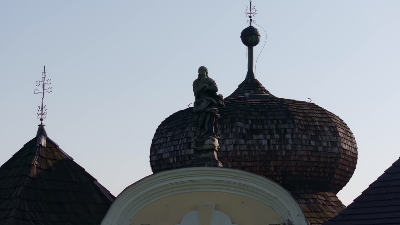 Spokojne wzgórza i lasy otulające kościół św. Jana w Smolotely