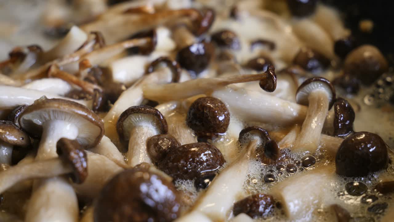 hongos shimeji marrones en la sartén, de cerca