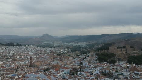 Luftaufnahmen-Mit-Drohne-über-Der-Monumentalen-Stadt-Südandalusiens-In-Antequera,-Málaga,-Ansichten-Ihrer-Burg-Und-Des-Monumentalen-Bereichs-Dieser-Weltkulturerbestadt