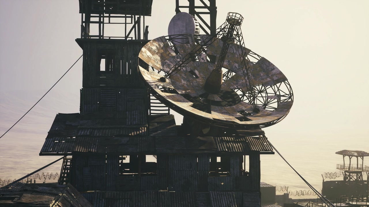 Antena parabólica y torre dramáticamente sombreadas contra un fondo de neblina iluminada