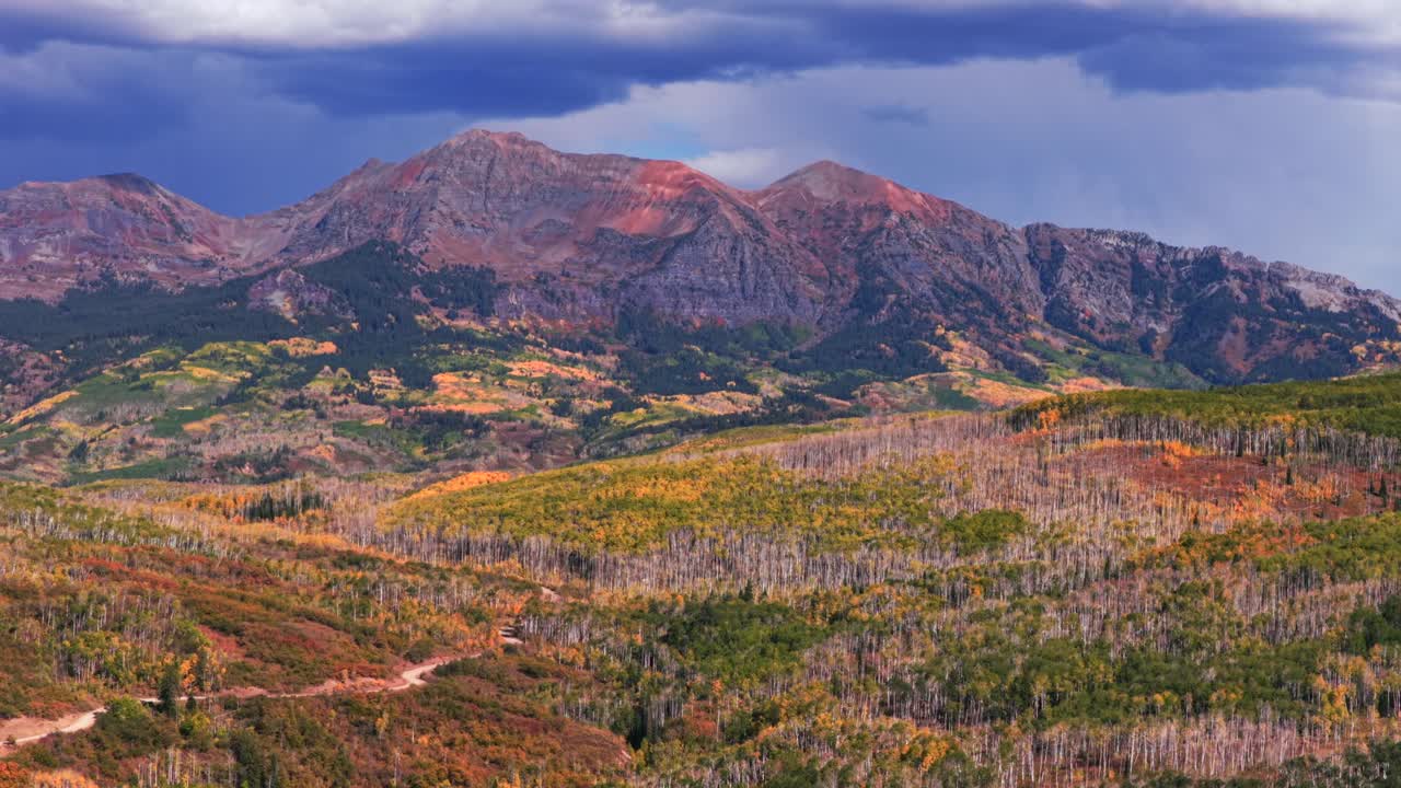Przełęcz Kebler Pass, Ruby Afley, Ruby Peak, jezioro Irwin, Paonia, Somerset, Crested Butte, Kolorado, ujęcie z powietrza z drona, słoneczne popołudnie, jesień, pochmurnie, chmury, kolorowe, złote, drzewa Aspen, polna droga, paralaksa, okrąg, prawo