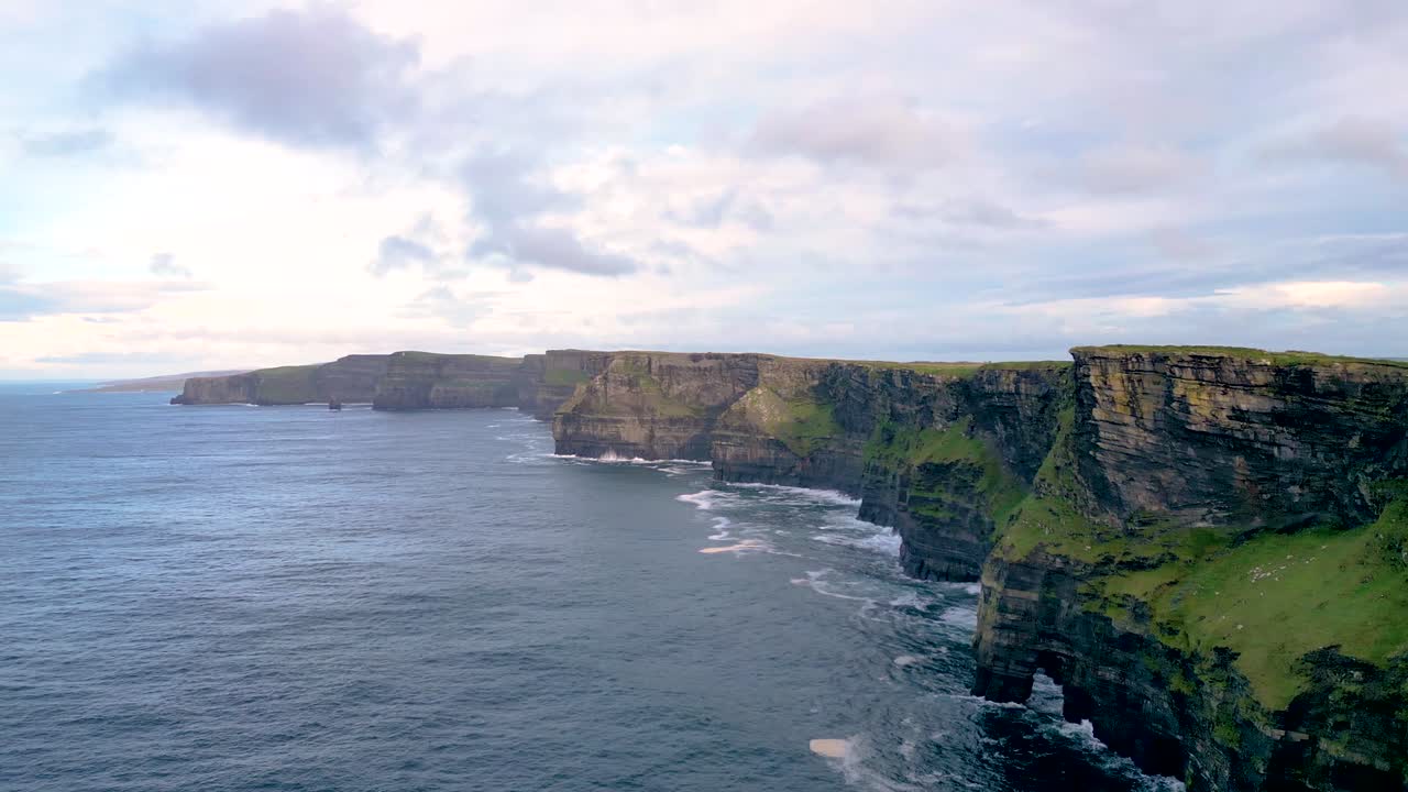 vista aérea de los acantilados de moher con un cielo dramático en irlanda