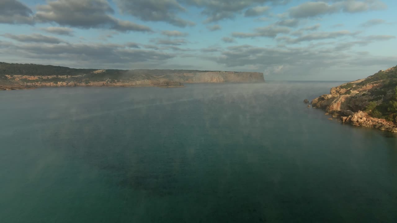 volando entre las nubes sobre sin titulo en menorca, españa