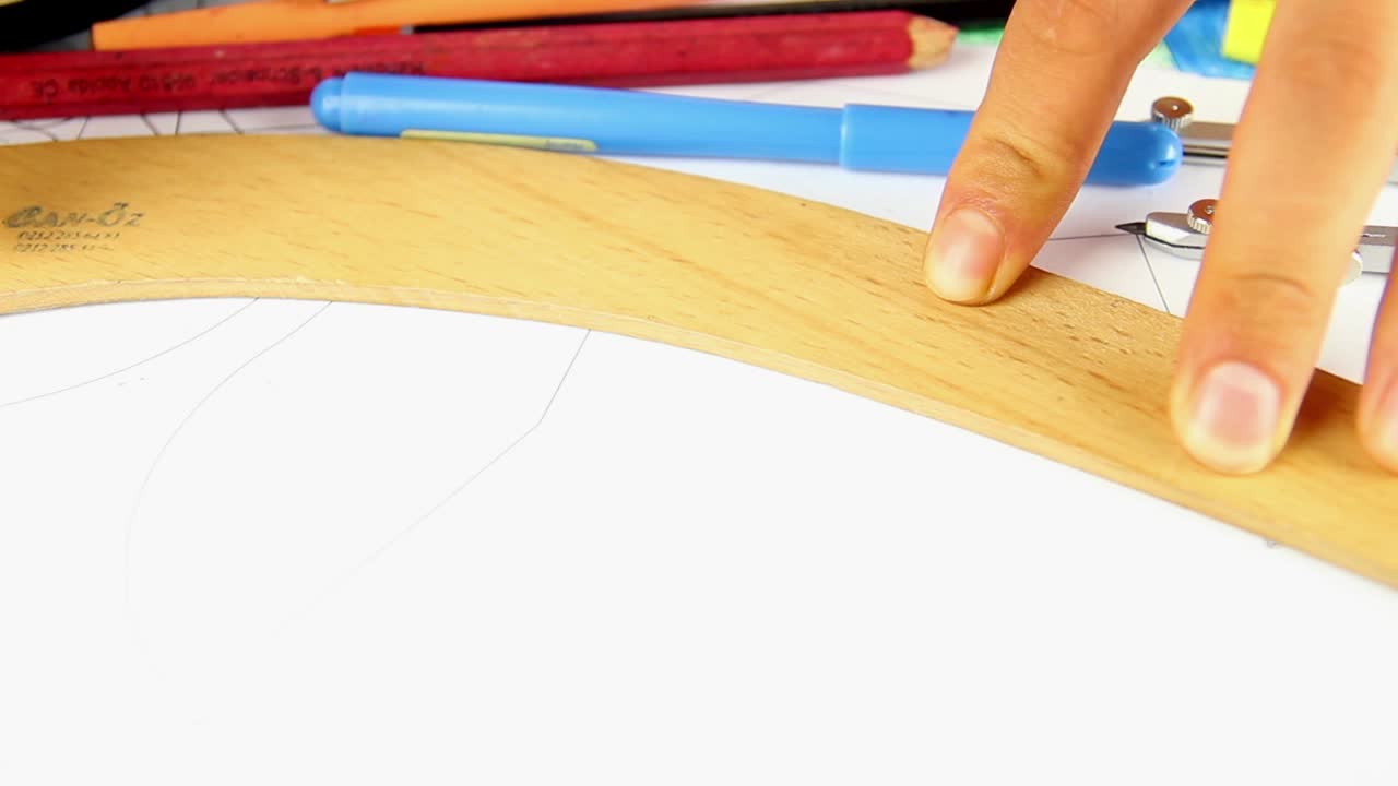 건축가 학생이 그림을 그리는 지배자 나침반