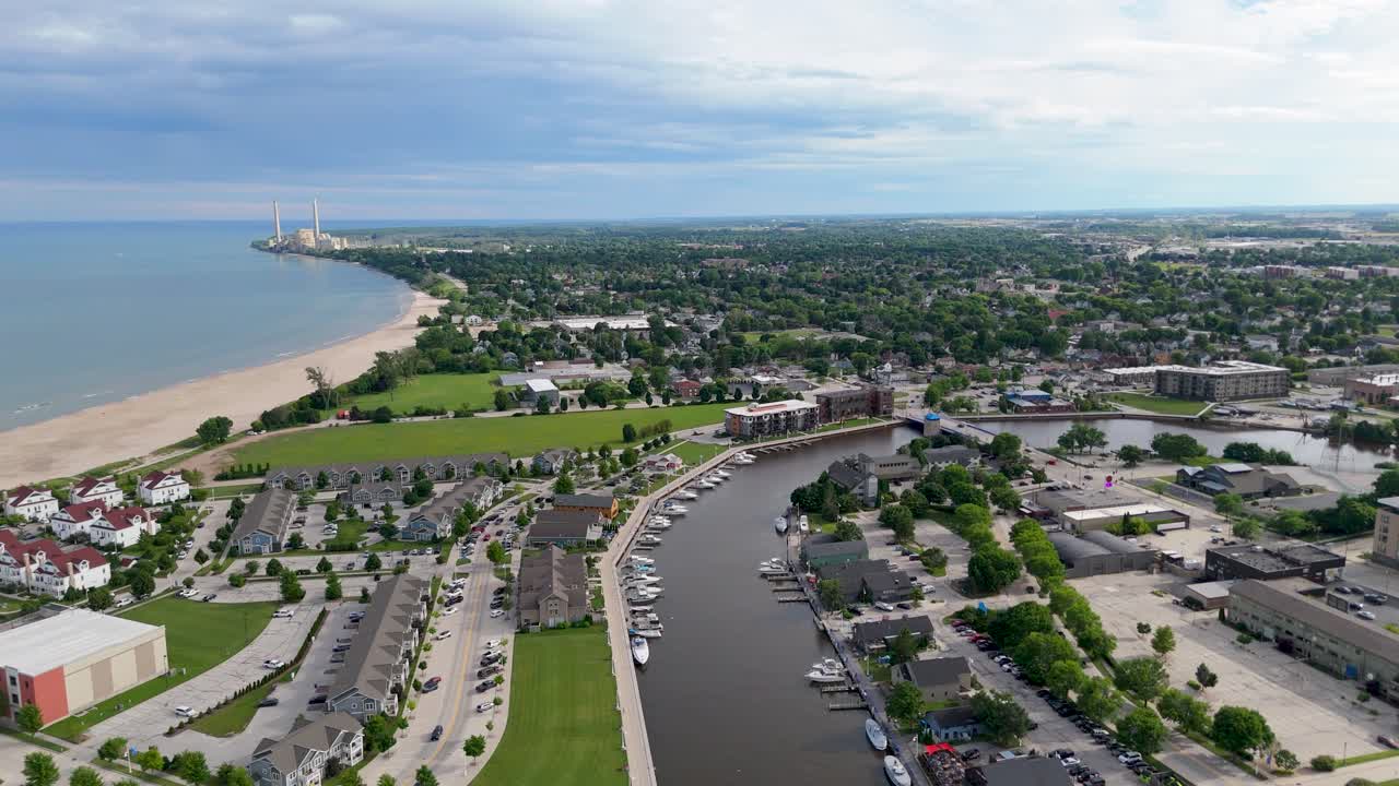 Dronekuva Sheboygan-joesta (WI) ja South Beachista