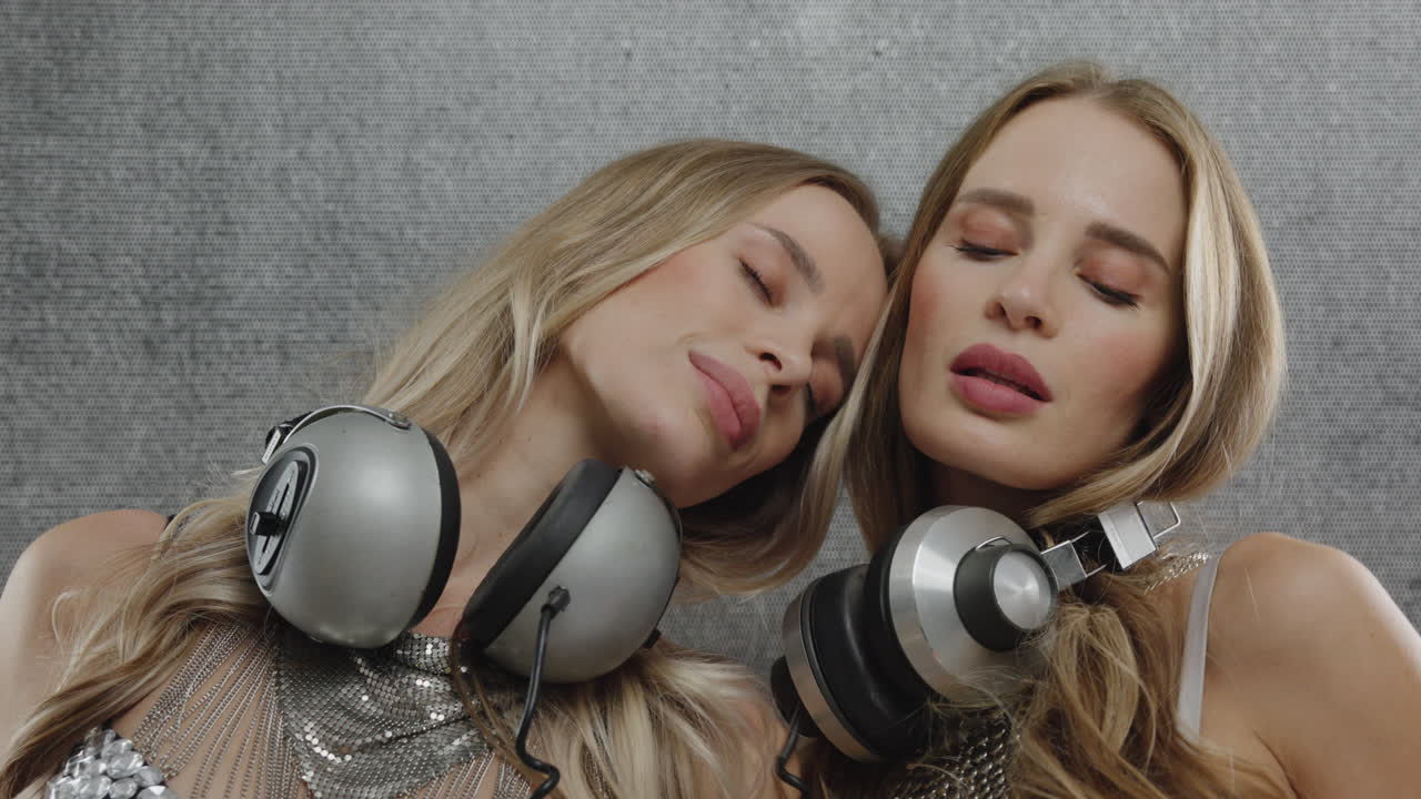 bailarinas gemelas idénticas en trajes de plata brillantes