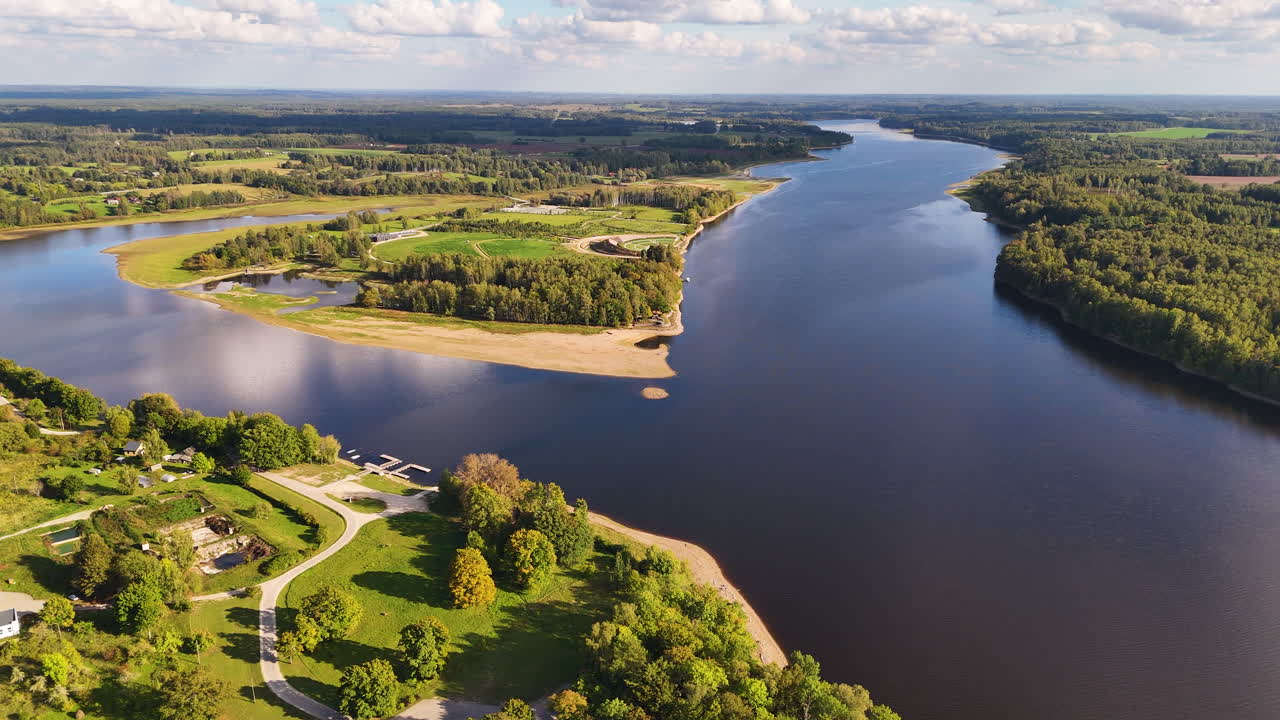espectacular toma aérea que establece liktendarzs (jardín conmemorativo), una popular atracción turística y destino de viaje a lo largo de la orilla del río daugava en koknese, vidzeme, letonia.