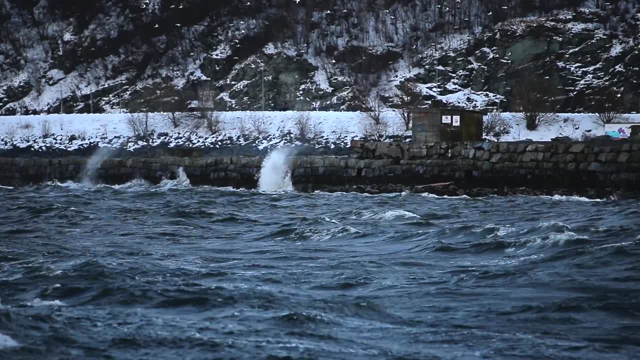트론헤임 기슭에 부서지는 파도