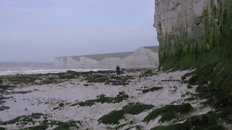 Eine-Ferne-Frau-Spaziert-Entlang-Der-Weißen-Felsen-Von-Dover-In-Der-Nähe-Von-Beachy-Head-In-Südengland-1