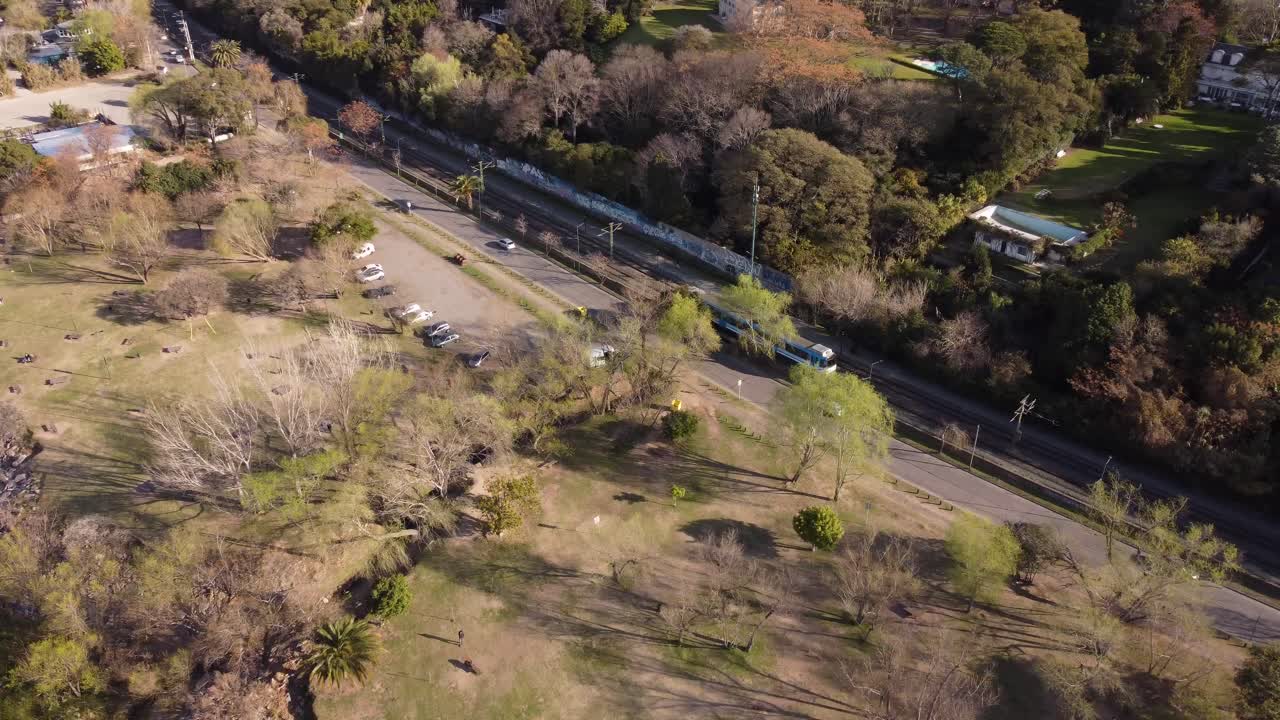 일몰 동안 부에노스 아이레스의 시골 지역에 있는 철로에서 드론 샷, 4k