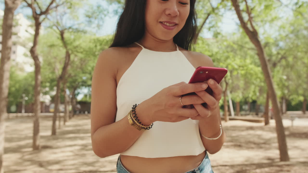 Donna che usa lo smartphone nel parco