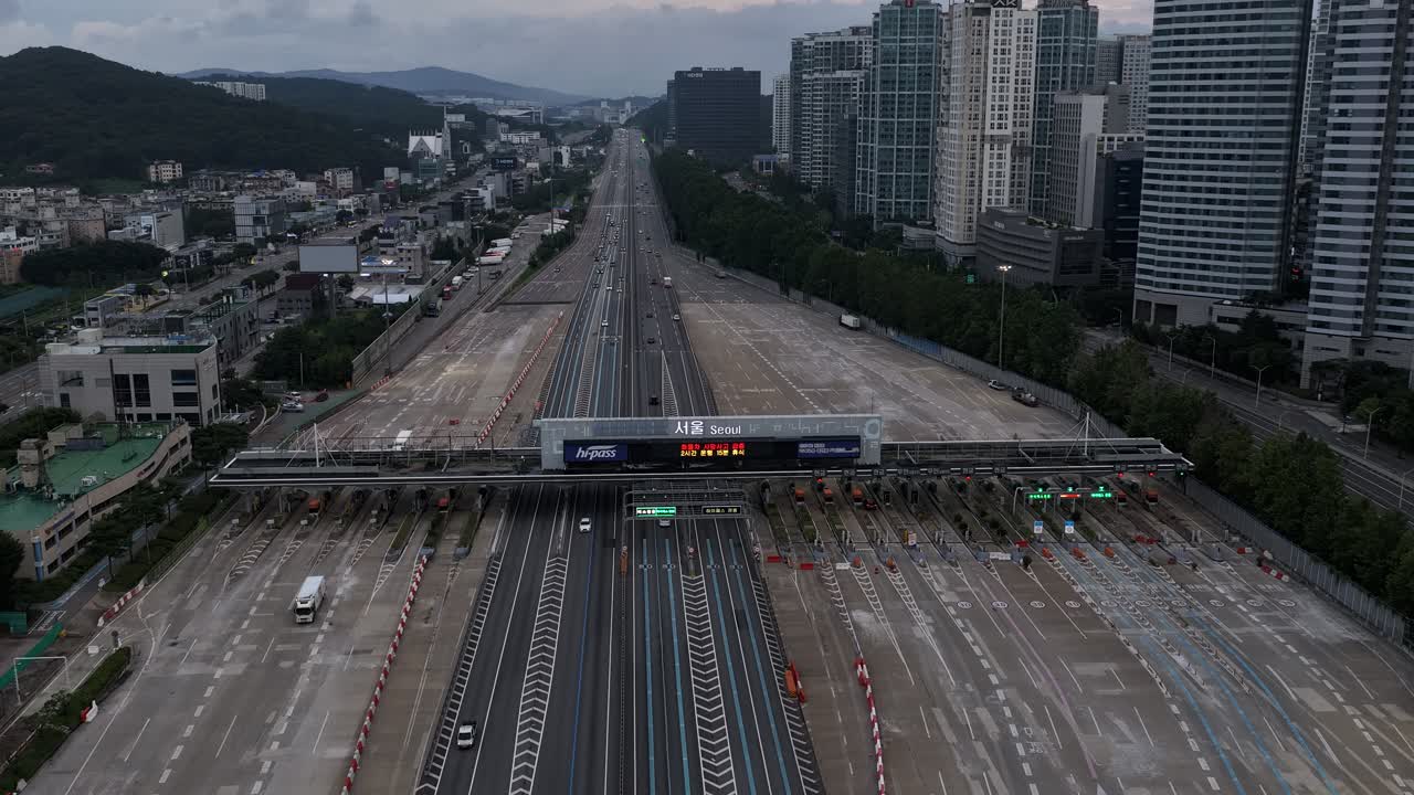 Dynamic time-lapse of Seoul's high-volume urban tollgate traffic