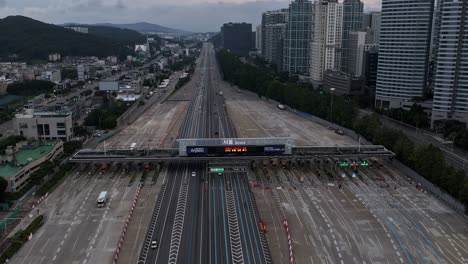 dynamic time-lapse of seoul's high-volume urban tollgate traffic