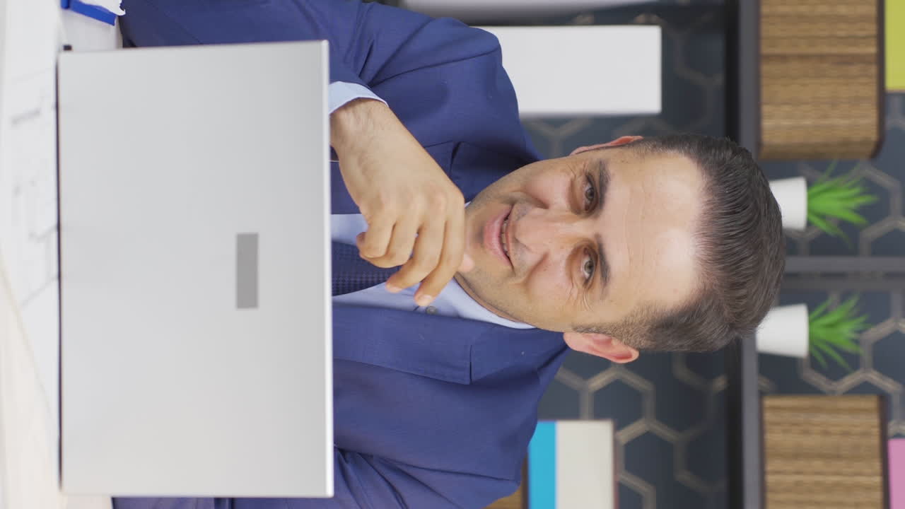 video vertical del retrato de un hombre de negocios arrogante.