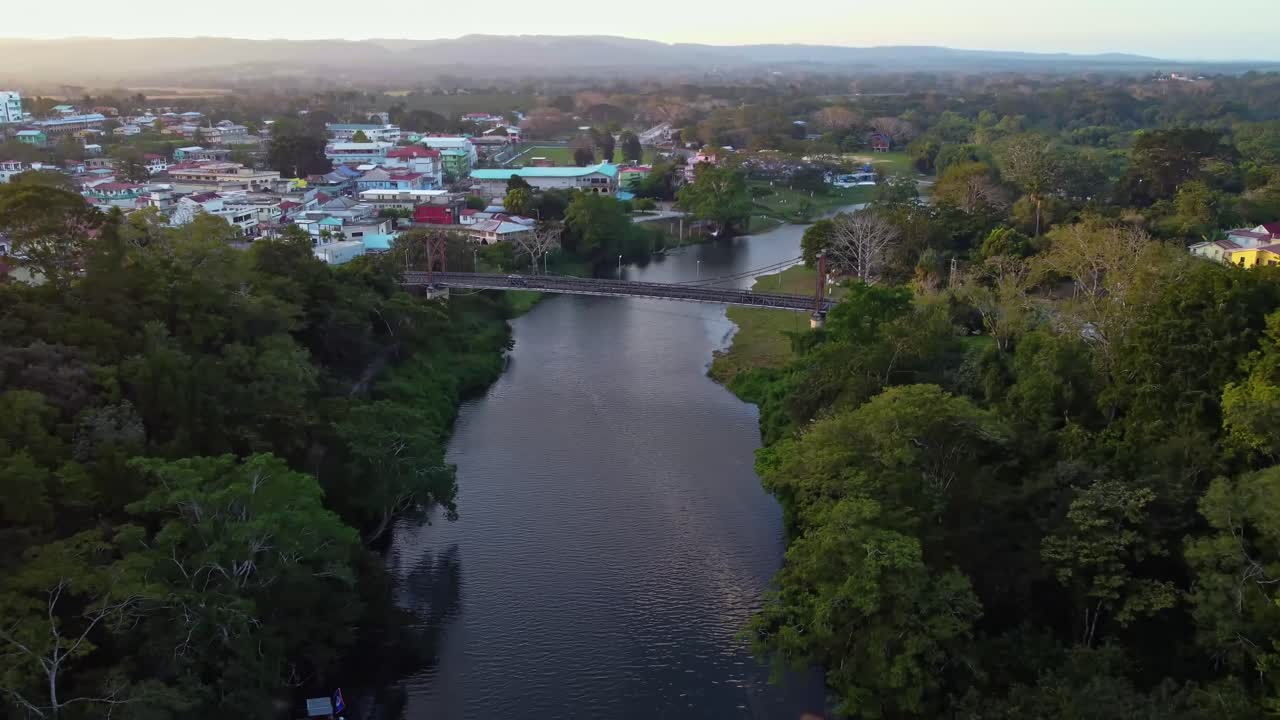 aérea sobre el puente hawkesworth y san ignacio en belice